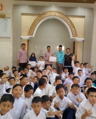 Foto bersama penyerahan donasi siswa Muhammadiyah untuk bencana banjir